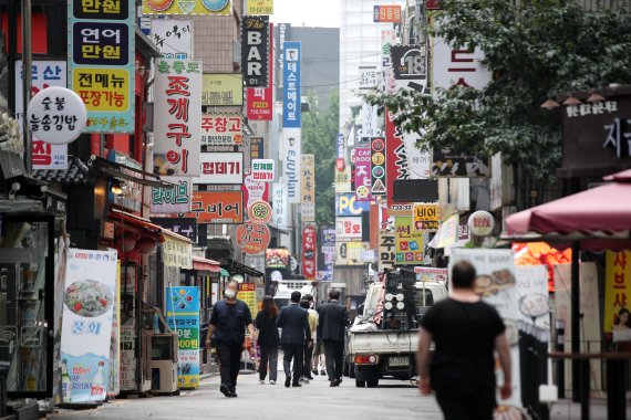 [서울=뉴시스]김선웅 기자 = 7월 1일부터 전국에서 새로운 사회적거리두기 개편안이 시행된다. 개편안 시행을 이틀 앞둔 29일 서울 시내 식당가에서 시민들이 식사를 하기 위해 이동하고 있다. 2021.06.29. mangusta@newsis.com