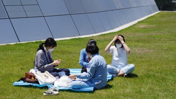 지난 5월30일 지구를 위한 소풍 행사에 참여한 청소년기후행동.(청소년기후행동제공) © 뉴스1