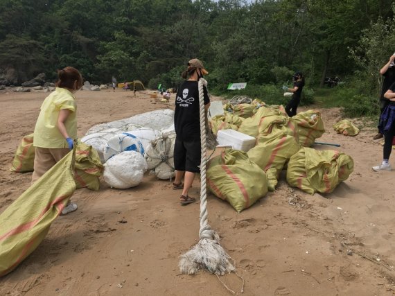 시셰퍼드 코리아가 해양정화활동을 벌이고 있다(시셰퍼드코리아제공) © 뉴스1