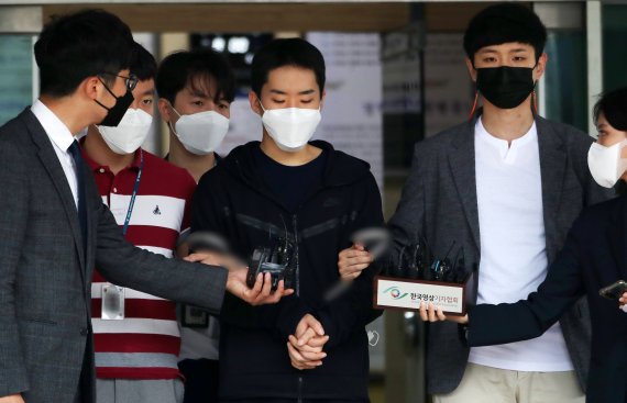 [서울=뉴시스]박주성 기자 = 남성들과 영상 통화를 하며 알몸인 모습을 녹화하고 이를 유포한 피의자 김영준(29)이 지난달 11일 오전 서울 종로경찰서를 나와 검찰로 송치되고 있다. 2021.06.11. park7691@newsis.com