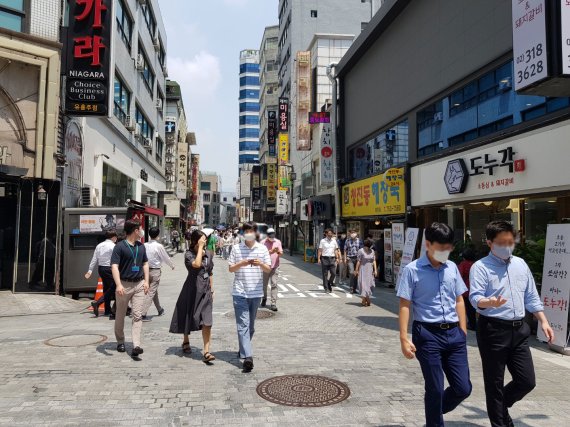 서울 중구 북창동 먹자골목에서 시민들이 마스크를 쓴 채 이동하고 있다. /사진=윤홍집 기자