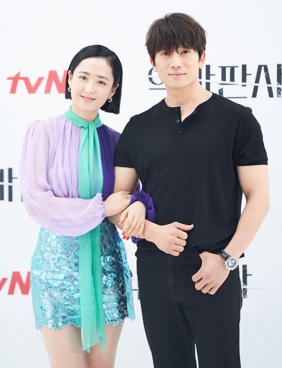 [서울=뉴시스]박진희 기자 = 배우 지성과 김민정이 1일 tvN 드라마 '악마판사' 온라인 제작발표회를 하고 있다. (사진=tvN 제공) 2021.07.01. photo@newsis.com *재판매 및 DB 금지