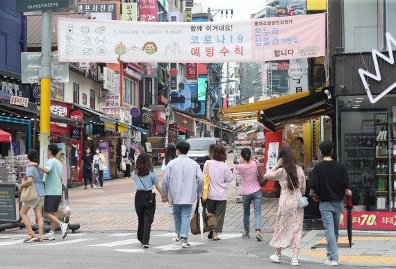 지난달 29일 오후 서울 홍대거리에서 시민들이 식사를 하기 위해 식당으로 이동하고 있다. 지난 1주일 사이 국내 코로나19 확진자 중 20대에서 가장 많은 감염자가 발생했다. /뉴스1 © News1 신웅수 기자