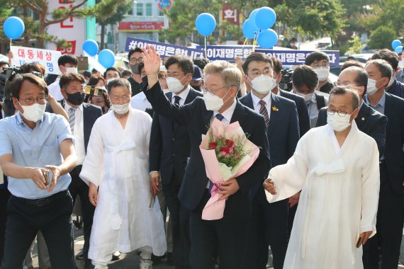 대선 출마를 선언한 이재명 경기도지사가 1일 오후 고향인 경북 안동을 찾아 경상북도유교문화회관에서 지지자들의 환영에 손을 흔들며 화답하고 있다.