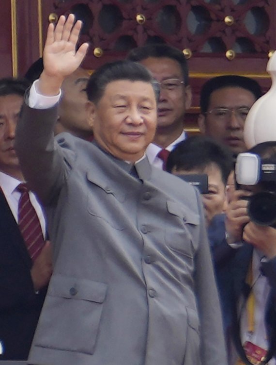 1일 중국 베이징 톈안먼광장에서 중국공산당 창당 100주년 경축행사가 열린 가운데 시진핑 국가주석 겸 중국공산당 중앙위원회 총서기가 참석자들을 향해 손을 흔들고 있다. AP뉴시스