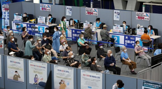 [서울=뉴시스]이영환 기자 = 7월에 시행할 코로나19 백신 접종 계획 발표를 앞둔 1일 오전 서울 송파구 코로나19 예방접종센터에서 접종을 마친 시민들이 이상반응 확인을 위해 대기하고 있다. 2021.07.01. 20hwan@newsis.com