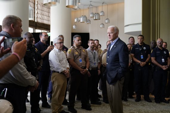 조 바이든 미국 대통령이 1일(현지시간) 플로리다주 마이애미-데이드 카운티 서프사이드의 12층 아파트 붕괴 참사 현장에서 활동을 하고 있는 구조대원들을 만나 격려하고 있다. AP뉴시스