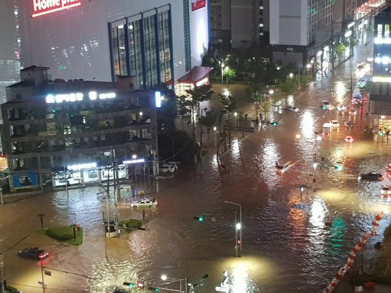 부산 연제구 도로가 침수된 모습. 2020.7.23/뉴스1 © News1 DB