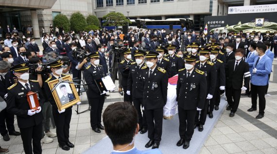 2일 오전 울산시청 햇빛광장에서 엄수된 울산 중부소방서 고 노명래 소방교 영결식에서 동료 소방관들이 고인과 마지막 인사를 나누고 있다. 2021.7.2 /사진=뉴스1