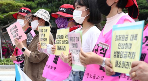 한국여성노동자회가 지난해 7월 2일 오전 서울 종로구 청와대 분수대 앞에서 열린 '여성들이 요구한다! 최저임금을 생활가능한 임금으로!' 기자회견을 열고 있다.(기사 내용과 직접적 관련 없는 사진) /사진=뉴시스