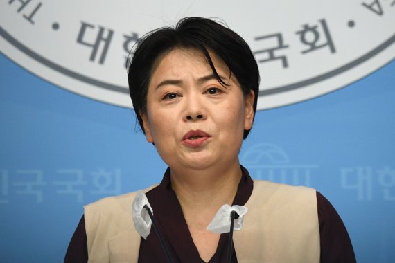 윤희숙 국민의힘 의원이 2일 오전 서울 여의도 국회 소통관에서 대선 출마 선언을 하고 있다. 윤 의원은 출마의 변을 통해 /사진=뉴스1