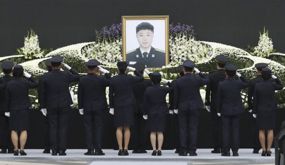 2일 오전 울산시청 햇빛광장에서 중부소방서 소속 고 노명래 소방교 영결식이 엄수되고 있다. 노 소방교는 지난 6월 29일 울산 중구 성남동 상가건물 화재 현장에서 구조 활동을 벌이다 중화상을 입고 병원으로 옮겨졌지만 치료를 받던 중 숨졌다. 고인에게는 소방사에서 소방교로 1계급 특진과 옥조근정훈장이 추서됐다. 2021.7.2 /사진=뉴스1