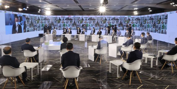 [서울=뉴시스]김진아 기자 = 문재인 대통령이 2일 서울 강남구 코엑스에서 열린 대한민국 소재·부품·장비산업 성과 간담회에서 ‘소부장, 간담회’를 하고 있다. 2021.07.02. bluesoda@newsis.com <저작권자ⓒ 공감언론 뉴시스통신사. 무단전재-재배포 금지.> /사진=뉴시스화상