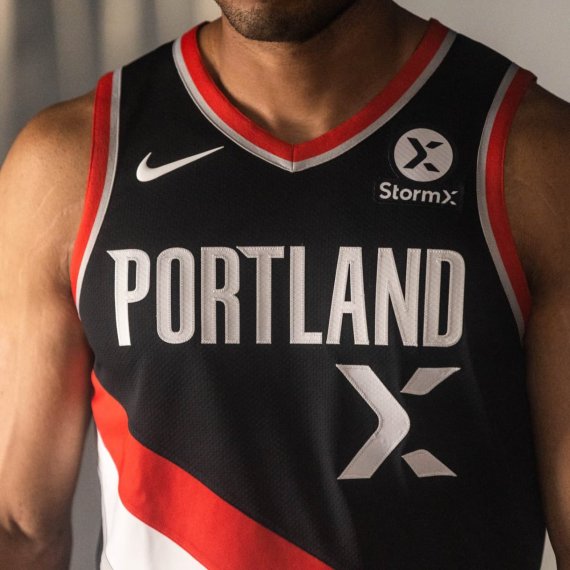 블록체인 기반 쇼핑 보상 플랫폼 스톰엑스는 미국프로농구 팀인 포틀랜드 트레일블레이저스(Portland Trail Blazers)와 파트너십을 체결하고 팀 공식 유니폼에 스톰엑스 로고를 부착했다고 밝혔다. 블록체인 기업이 NBA 선수 유니폼에 브랜드 로고를 부착하는 것은 스톰엑스가 처음이다.