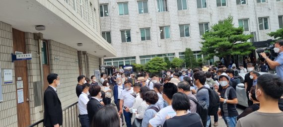 [의정부=뉴시스] 송주현 기자 = '의료법 위반 등 혐의'로 기소된 윤석열 전 검찰총장의 장모 선고 재판 방청권 추첨이 진행되자 자신의 번호를 확인하기 위한 신청자들이 몰려있다. 2021.07.02. atia@newsis.com