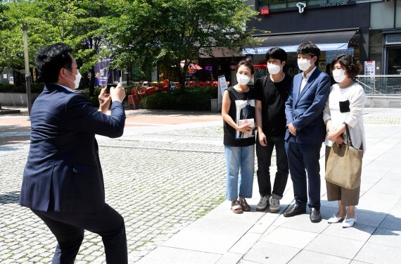 지난 2일 경기도 분당 판교에서 청년토론배틀을 마친 이준석 대표가 시민들의 요청으로 사진을 찍고 있다. 사진=박범준 기자