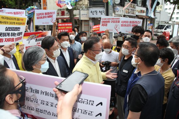 김부겸 국무총리가 2일 서울 중구 정동 민주노총을 방문해 코로나19 확산의 기로에 서 있는 중차대한 시기임을 고려해 주말 대규모 집회 자제를 요청하고 있다. /사진=뉴시스