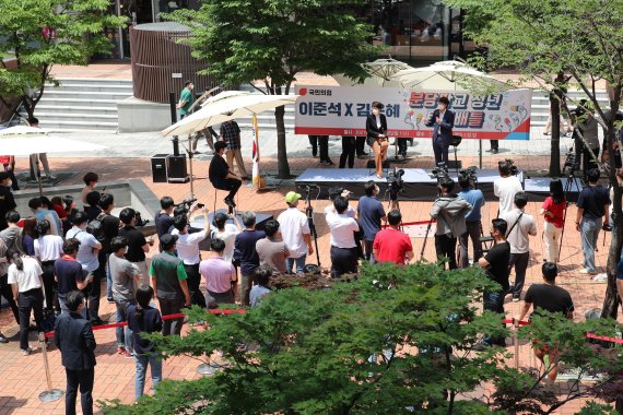 [성남=뉴시스]국회사진기자단 = 이준석 국민의힘 대표가 2일 경기도 성남 판교유스페이스 광장에서 열린 '분당판교 청년 토론배틀'에서 참가자의 질문에 답하고 있다. 2021.07.02. photo@newsis.com