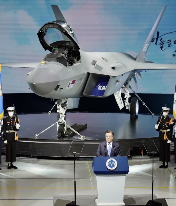 문재인 전 대통령이 지난 2021년 4월 9일 경남 사천시 한국항공우주산업(KAI) 고정익동에서 열린 한국형전투기 보라매(KF-21) 시제기 출고식에서 기념연설을 하고 있다. 뉴시스