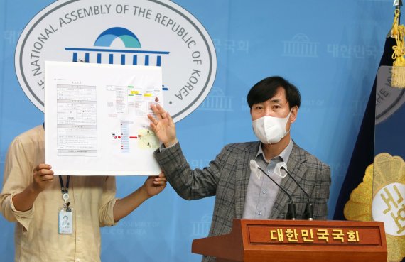 하태경 국민의힘 의원이 지난달 18일 오전 국회 소통관에서 한국원자력연구원 내부 시스템의 북한 해킹 사건 관련 기자회견을 하고 있다. 하 의원은 원전·핵연료 원천기술 보유한 한국원자력연구원 내부 시스템에 북한 해커 추정 세력을 포함한 13개 외부 IP의 비인가 침입이 확인됐다고 밝혔다. 2021.6.18/뉴스1 © News1 구윤성 기자