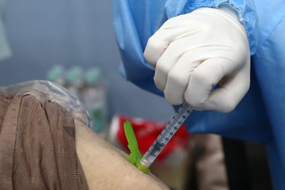 [서울=뉴시스]이영환 기자 = 7월에 시행할 코로나19 백신 접종 계획 발표를 앞둔 지난 1일 오전 서울 송파구 코로나19 예방접종센터에서 시민들이 백신 접종을 하고 있다. 2021.07.01. 20hwan@newsis.com