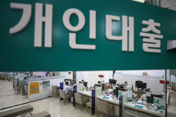 1일 오후 서울 시내 한 은행 창구 모습 2021.7.1/뉴스1 © News1 성동훈 기자