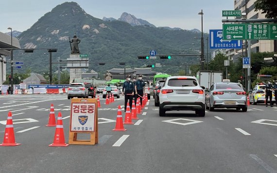 민주노총의 전국노동자대회가 예정된 3일 서울 광화문네거리 앞에서 경찰이 임시 검문소를 설치하고 지나는 차량을 검문하고 있다. © News1 박지혜 기자