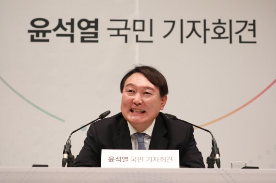 윤석열 전 검찰총장이 29일 오후 서울 서초구 매헌 윤봉길 의사 기념관에서 대선출마 선언을 마친 뒤 취재진들의 질문에 답하고 있다. 사진=뉴시스