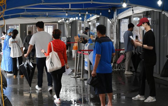 743명의 신규 코로나 확진자가 발생한 4일 오전 서울역광장에 설치된 중구 임시 선별검사소에서 시민들이 검사를 받기 위해 줄을 서고 있다. 사진=서동일 기자