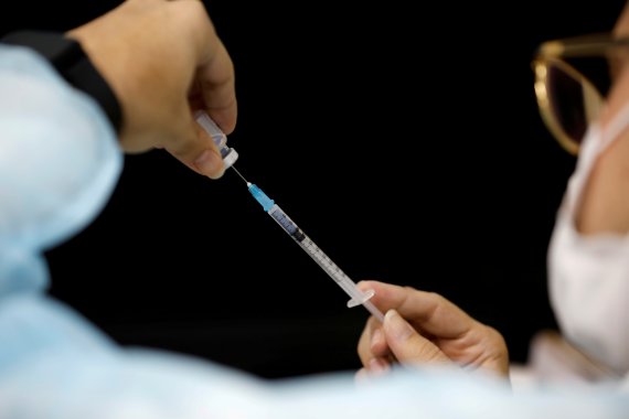 코로나19 백신액을 주사기에 주입하고 있는 이스라엘의 한 의료진. /사진=로이터뉴스1