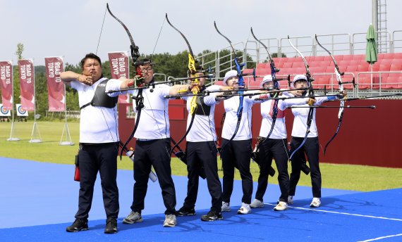 [진천=뉴시스]최진석 기자 = 양궁 국가대표팀 오진혁, 김우진, 김제덕, 장민희, 강채영, 안산이 28일 오후 충북 진천군 진천 국가대표 선수촌에서 열린 '2020 도쿄올림픽대회 미디어데이 양궁 훈련 공개'에 참석해 포즈를 취하고 있다. 2021.06.28. myjs@newsis.com