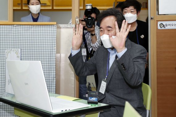 지난해 9월 11일 이낙연 당시 더불어민주당 대표가 서울 관악구 은천초등학교를 방문해 원격수업 중인 학생들과 인사하고 있다. 2020.9.11/뉴스1 © News1 국회사진취재단