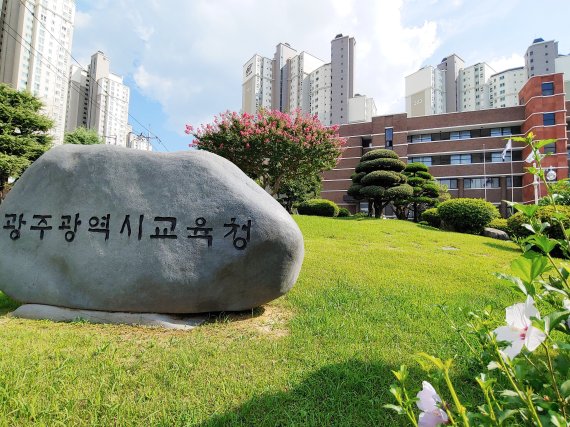 광주 전면 등교 '첫 발'…중학교 67교·고등학교 51개교 참여