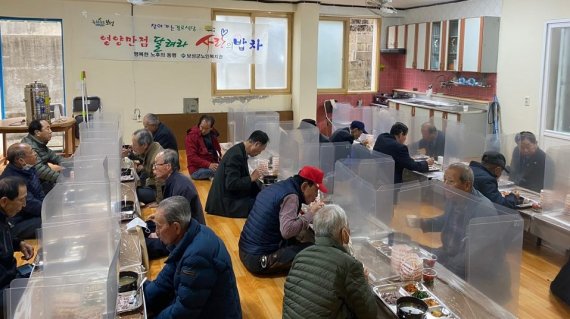 전남 보성군은 코로나19 백신 접종 완료자의 일상 회복을 위해 오는 7일부터 매주 1회 수요일 오전 11시부터 낮 12시까지 경로당 이용자 수가 30명 이상인 경로당 30개소를 대상으로 연말까지 총 30회 '사랑의 밥차'<사진>를 운영할 예정이다.사진=보성군 제공