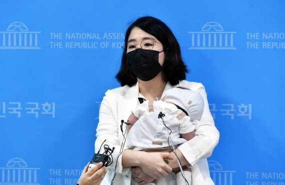 '워킹맘' 용혜인, 아기 안고 국회 출근 "아이동반법 촉구"