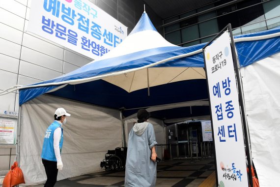 코로나19 백신 하반기 접종이 본격화된 5일 서울 동작구 동작구민체육센터에 마련된 접종센터에서 시민들이 화이자 백신 접종을 받기 위해 방문하고 있다. 사진=박범준 기자