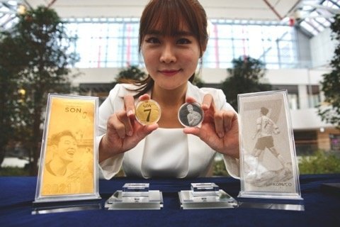 5일 서울 여의도 더현대서울에서 열린 ‘손흥민 기념메달’을 공개 행사에서 모델이 메달을 들어보이고 있다.