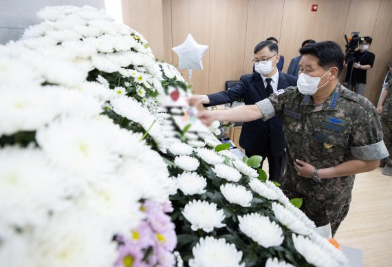 박인호 공군참모총장이 지난 7월 5일 오후 경기도 성남시 국군수도병원 장례식장에 마련된 성추행 피해 신고 후 극단적 선택을 한 공군 제20전투비행단 이모 중사의 빈소를 찾아 조문하고 있다. 사진=공동취재사진, 뉴시스.