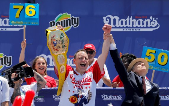 미국 뉴욕에서 열린 '핫도그 먹기 대회'의 우승자인 조이 체스트넛이 승리를 기념하고 있다. 2021.07.04 © 로이터=뉴스1 © News1