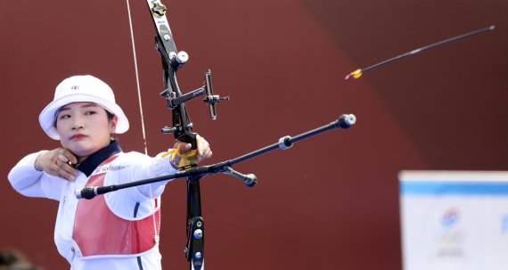 [진천=뉴시스]최진석 기자 = 양궁 국가대표팀 강채영이 28일 오후 충북 진천군 진천 국가대표 선수촌에서 열린 '2020 도쿄올림픽대회 미디어데이 양궁 훈련 공개'에 참석해 포즈를 취하고 있다. 2021.06.28. myjs@newsis.com