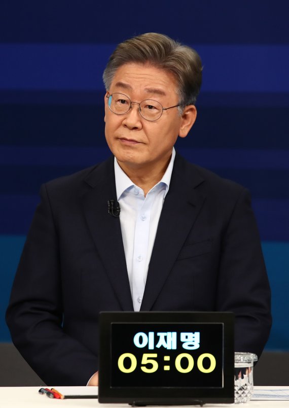 이재명 더불어민주당 대선 경선 예비후보가 5일 서울 마포구 JTBC 스튜디오에서 열린 TV 토론회를 준비하고 있다. 사진=뉴시스화상