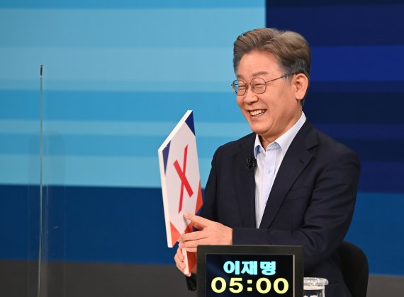 국회사진기자단 = 이재명 더불어민주당 대선 경선 예비후보가 5일 서울 마포구 JTBC 스튜디오에서 열린 TV 토론회 리허설을 하고 있다 /사진=뉴시스