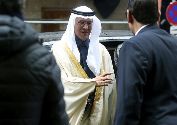 아랍에미리트연합(UAE)과 사우디아라비아가 생산량 쿼터 합의 도출에 실패하면서 OPEC+ 증산이 5일(현지시간) 무산됐다. 지난해 3월 6일 사우디 석유장관 압둘아지즈 빈 살만 알 사우드 왕자가 회의를 위해 오스티리아 빈 OPEC 본부에 도착해 수행원들의안내를 받고 있다. AP뉴시스