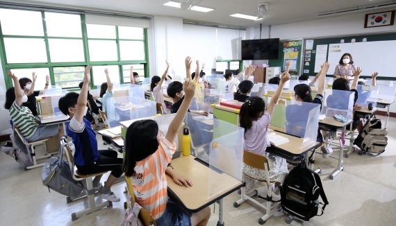 비수도권 '전면등교' 속속…수도권은 대유행 조짐에 '끙끙'