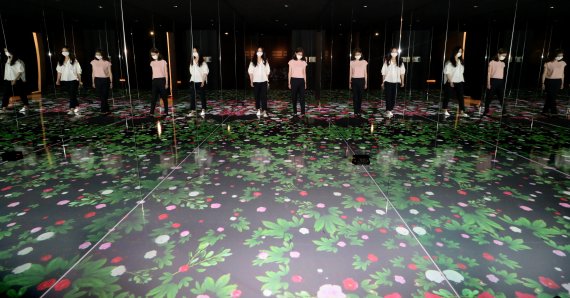 [서울=뉴시스]조수정 기자 = 6일 서울 종로구 국립고궁박물관에서 열린 특별전 '안녕, 모란' 언론공개회에서 참석자들이 전시를 보고 있다. 조선 왕실 문화에 스며든 모란꽃을 소개하는 '안녕, 모란' 전시는 7일부터 관람할 수 있다. 2021.07.06. chocrystal@newsis.com