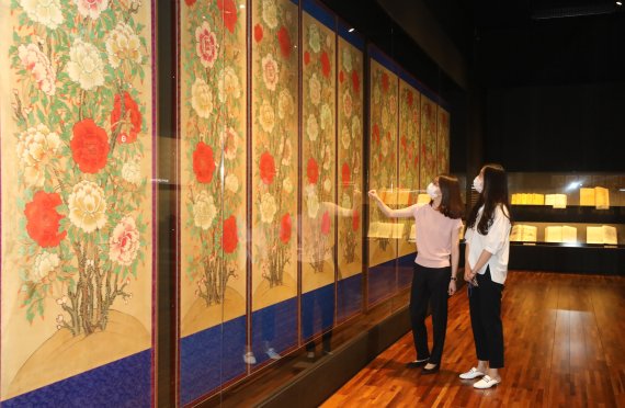 [서울=뉴시스]조수정 기자 = 6일 서울 종로구 국립고궁박물관에서 열린 특별전 '안녕, 모란' 언론공개회에서 참석자들이 전시를 보고 있다. 조선 왕실 문화에 스며든 모란꽃을 소개하는 '안녕, 모란' 전시는 7일부터 관람할 수 있다. 2021.07.06. chocrystal@newsis.com