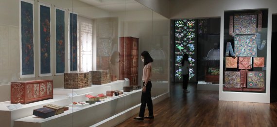 [서울=뉴시스]조수정 기자 = 6일 서울 종로구 국립고궁박물관에서 열린 특별전 '안녕, 모란' 언론공개회에서 참석자들이 전시를 보고 있다. 조선 왕실 문화에 스며든 모란꽃을 소개하는 '안녕, 모란' 전시는 7일부터 관람할 수 있다. 2021.07.06. chocrystal@newsis.com