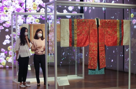 [서울=뉴시스]조수정 기자 = 6일 서울 종로구 국립고궁박물관에서 열린 특별전 '안녕, 모란' 언론공개회에서 참석자들이 전시를 보고 있다. 조선 왕실 문화에 스며든 모란꽃을 소개하는 '안녕, 모란' 전시는 7일부터 관람할 수 있다. 2021.07.06. chocrystal@newsis.com