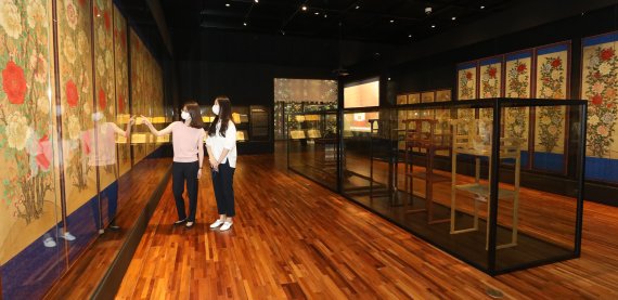 [서울=뉴시스]조수정 기자 = 6일 서울 종로구 국립고궁박물관에서 열린 특별전 '안녕, 모란' 언론공개회에서 참석자들이 전시를 보고 있다. 조선 왕실 문화에 스며든 모란꽃을 소개하는 '안녕, 모란' 전시는 7일부터 관람할 수 있다. 2021.07.06. chocrystal@newsis.com