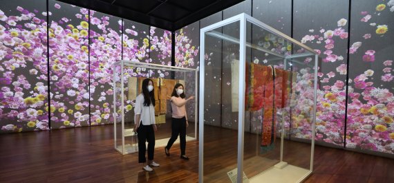 [서울=뉴시스]조수정 기자 = 6일 서울 종로구 국립고궁박물관에서 열린 특별전 '안녕, 모란' 언론공개회에서 참석자들이 전시를 보고 있다. 조선 왕실 문화에 스며든 모란꽃을 소개하는 '안녕, 모란' 전시는 7일부터 관람할 수 있다. 2021.07.06. chocrystal@newsis.com